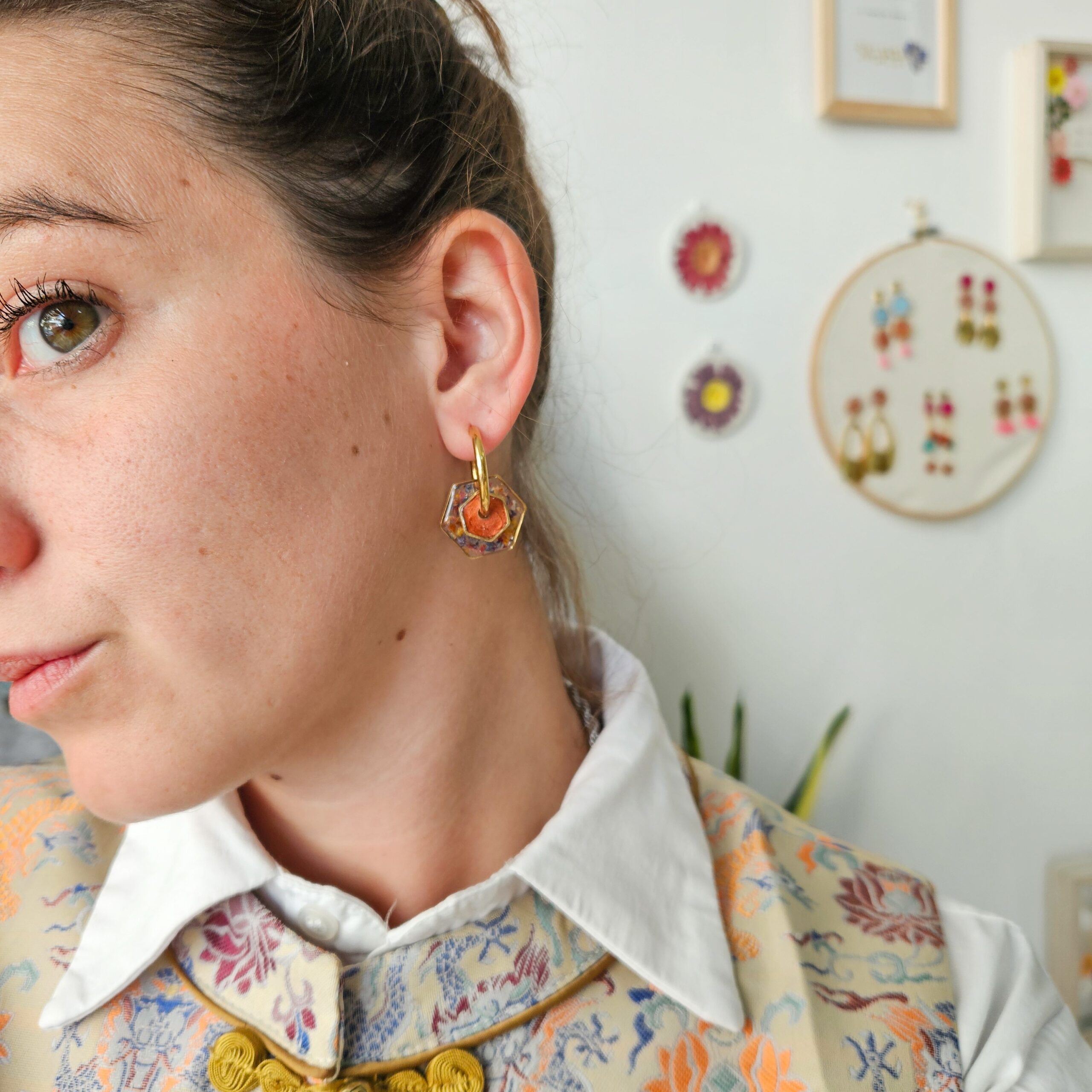 Orecchini a cerchio mix & match con Fiordaliso e calendula. - immagine 4