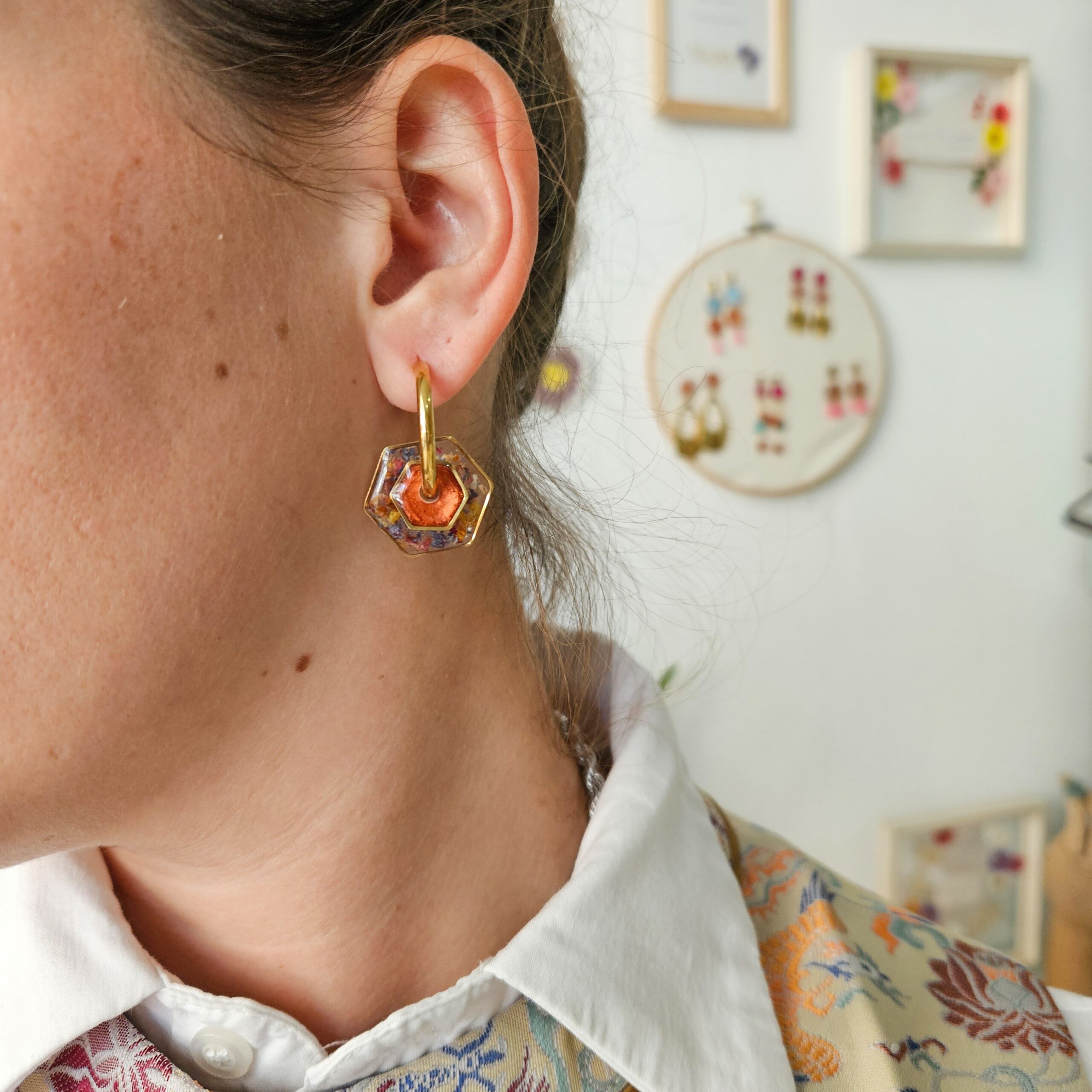 Orecchini a cerchio mix & match con Fiordaliso e calendula. - immagine 5
