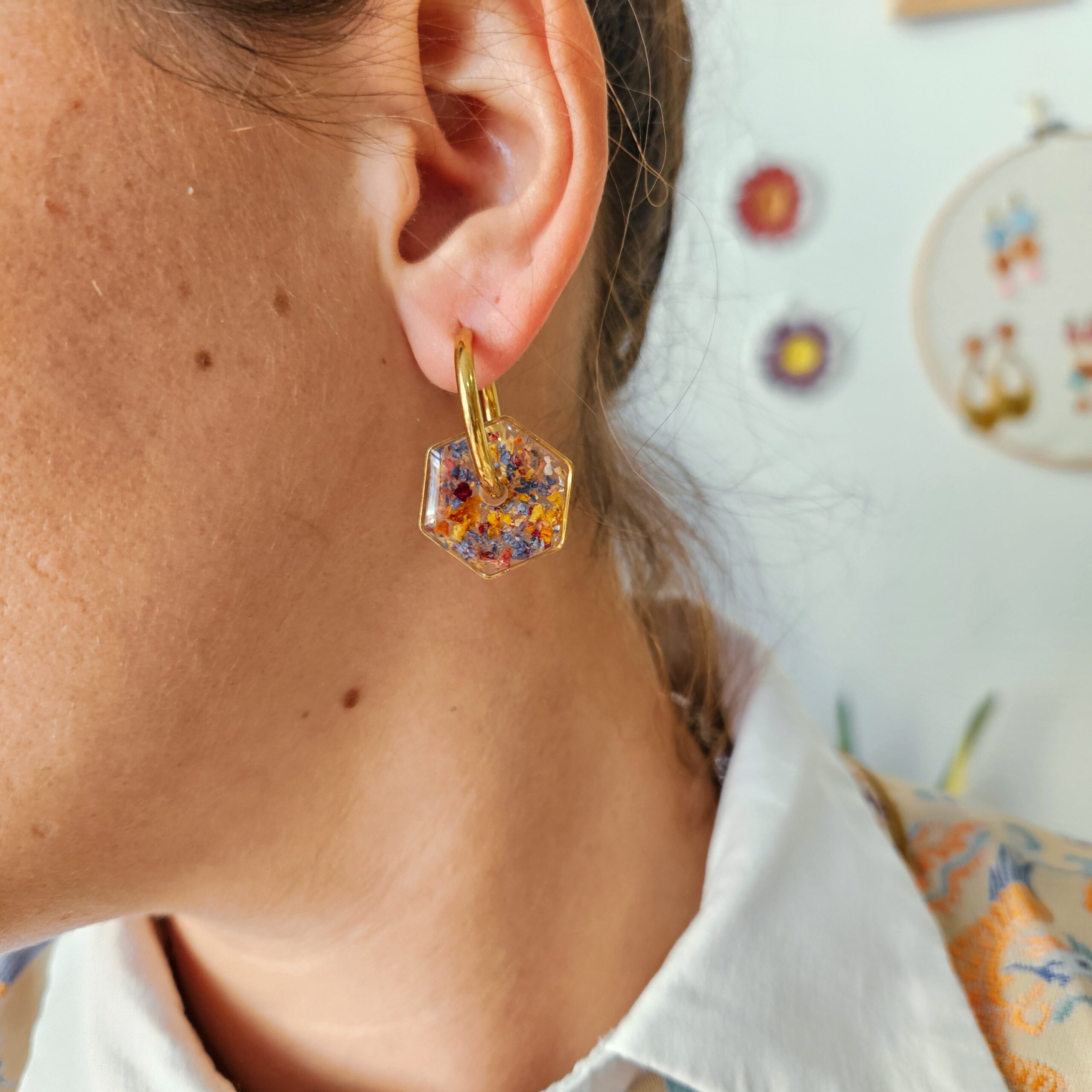 Orecchini a cerchio mix & match con Fiordaliso e calendula. - immagine 2