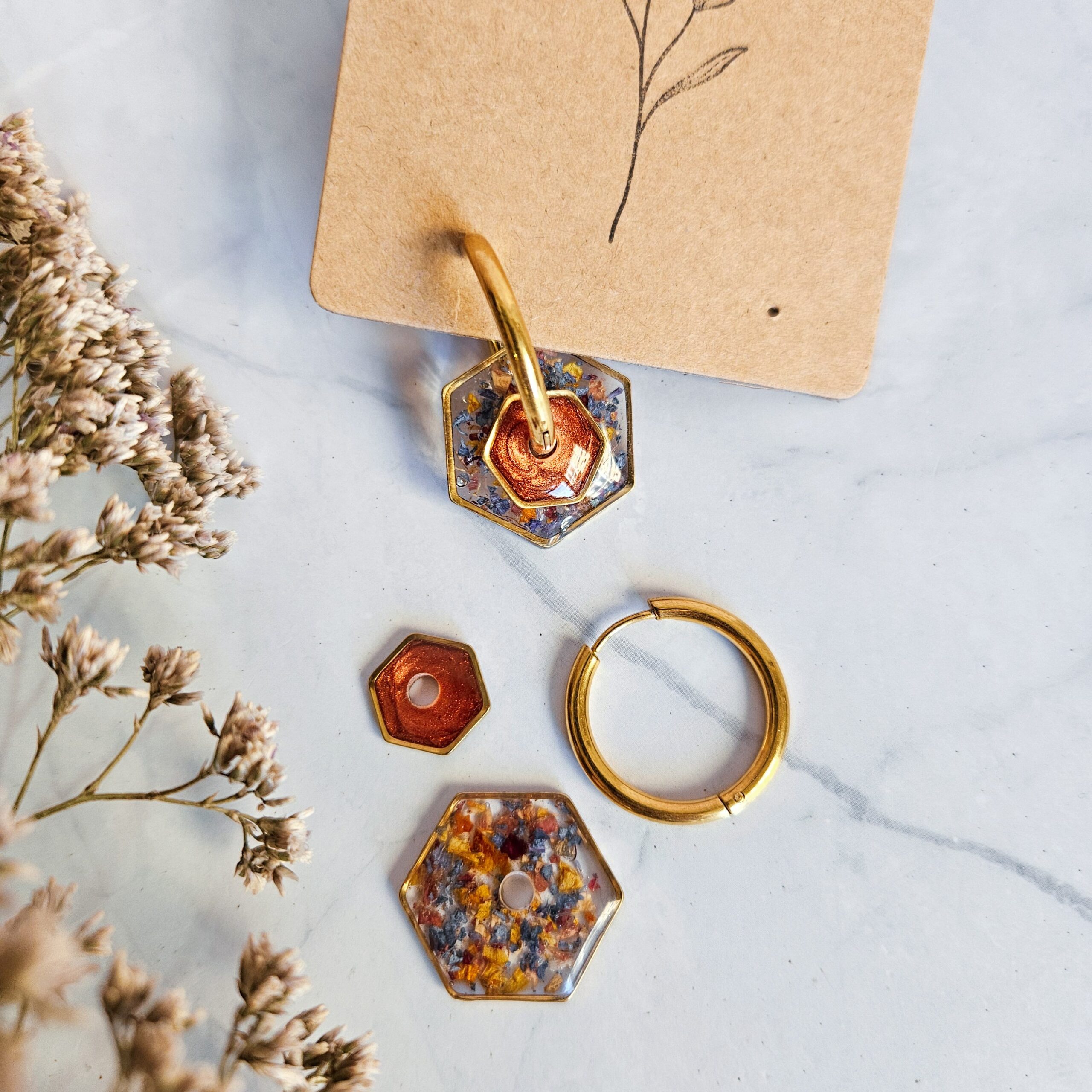 Orecchini a cerchio mix & match con Fiordaliso e calendula. - immagine 3